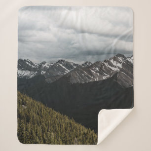 SNEEUW-CAPPED GRAY ROCKY MOUNTAIN ONDER CLOUDY SKY SHERPA DEKEN