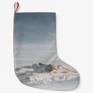 SNEEUW CAPPED MOUNTAIN OP DAGTIME KLEINE KERSTSOK