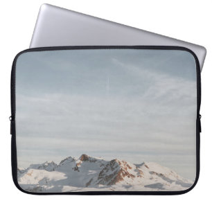SNEEUW CAPPED MOUNTAIN OP DAGTIME LAPTOP SLEEVE