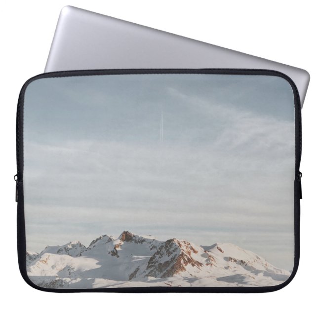 SNEEUW CAPPED MOUNTAIN OP DAGTIME LAPTOP SLEEVE (Voorkant)