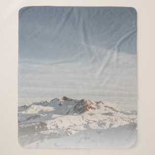 SNEEUW CAPPED MOUNTAIN OP DAGTIME SHERPA DEKEN