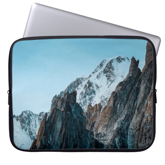 SNEEUW-CAPPED MOUNTAINS TIJDENS DAGEN LAPTOP SLEEVE (Voorkant)