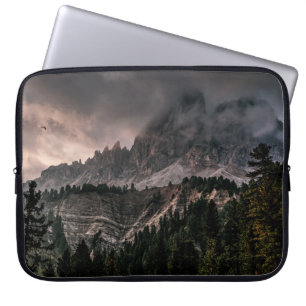 SNEEUW HOESJE MOUNTAIN TIJDENS GRAY CLOUDY SKIES LAPTOP SLEEVE