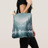 Sneeuw in de winter, bergmeer tote bag (Dichtbij)