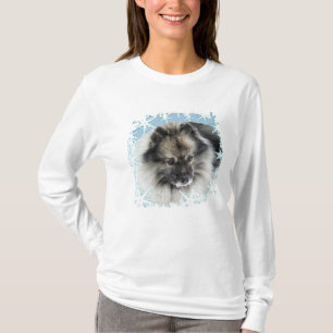 Sneeuw in het shirt met het gezicht Keeshond