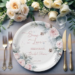 Sneeuw in liefde besneeuwde dennen winter vrijgeze papieren bordje<br><div class="desc">Snow in love winter vrijgezellenfeest gepersonaliseerde papier borden sjabloon,  waterverf stoffige roze winter blos roze rozen op besneeuwde dennentakken takken met dennenappels sneeuwvlokken winter vrijgezellenfeest monogrammen papier borden winter vrijgezellenfeest bedrukte servetten gepersonaliseerde vrijgezellenfeest tafel decor</div>