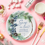 Sneeuw in liefde winter vrijgezellenfeest dennenkr papieren bordje<br><div class="desc">Sneeuw in liefde winter vrijgezellenfeest sjabloon partij borden,  waterverf stoffige blauwe winterbessen op besneeuwde dennentakken sneeuwvlokken modern casual lettertype gepersonaliseerd vrijgezellenfeest servies aangepaste borden</div>