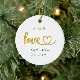 Sneeuw in liefdesornament, kerstbruiloft, verloofd keramisch ornament