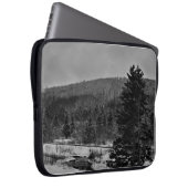 Sneeuw Landschap in Zwart-wit Laptop Sleeve (Voorkant Rechts)