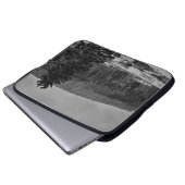 Sneeuw Landschap in Zwart-wit Laptop Sleeve (Voorkant onderkant)