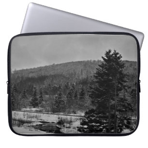 Sneeuw Landschap in Zwart-wit Laptop Sleeve