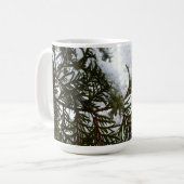 Sneeuw op Evergreen Branches Koffiemok (Voorkant links)