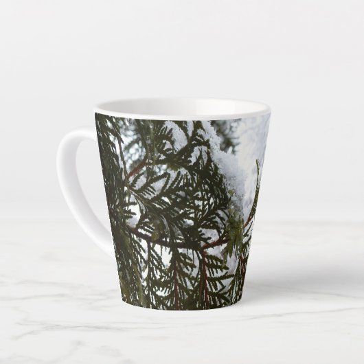 Sneeuw op Evergreen Branches Latte Mok (Linkerhoek)