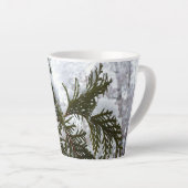 Sneeuw op Evergreen Branches Latte Mok (Rechterhoek)