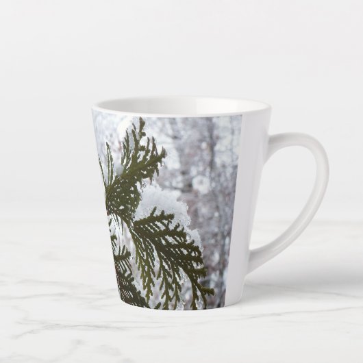 Sneeuw op Evergreen Branches Latte Mok (Rechts)