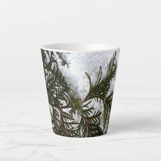 Sneeuw op Evergreen Branches Latte Mok (Voorkant)