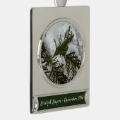 Sneeuw op Evergreen Branches Verzilverd Banner Ornament (Rechts)
