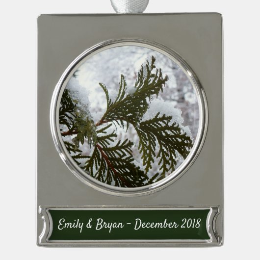Sneeuw op Evergreen Branches Verzilverd Banner Ornament (Voorkant)