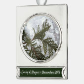 Sneeuw op Evergreen Branches Verzilverd Banner Ornament (Links)