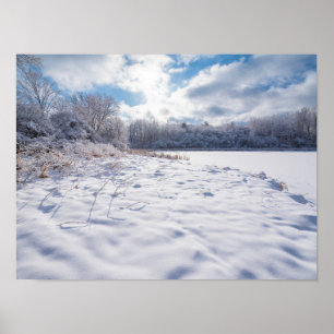Sneeuw Overdekte vijver en bossen bij Salem Hills Poster