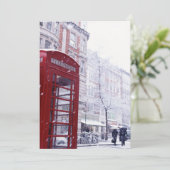 Sneeuw valt op rode telefooncel feestdagenkaart (Staand voorkant)