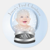 Sneeuw Wereldbol blauw jongetje Baby's 1e Kerstmis Ronde Sticker (Voorkant)