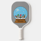 Sneeuw Wereldbol met drie Gnome Uilen | personalis Pickleball Paddle (Voorkant)