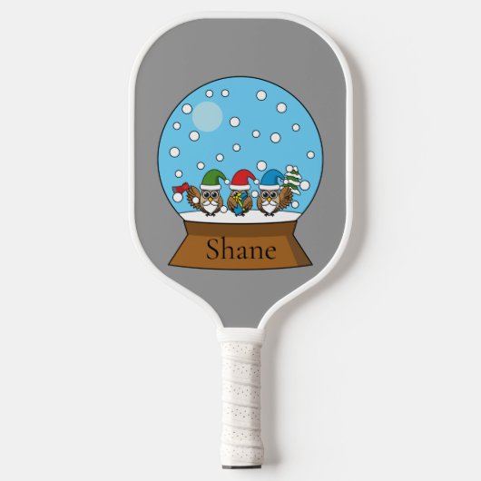 Sneeuw Wereldbol met drie Gnome Uilen | personalis Pickleball Paddle (Voorkant)
