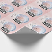 Sneeuw Wereldbol Roze meisje Eerste Kerstfoto Cadeaupapier (Hoek)