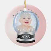 Sneeuw Wereldbol Roze meisje Eerste Kerstfoto Keramisch Ornament (Achterkant)