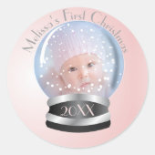 Sneeuw Wereldbol Roze meisje Eerste Kerstfoto Ronde Sticker (Voorkant)