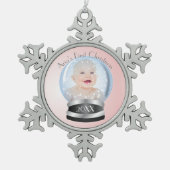 Sneeuw Wereldbol Roze meisje Eerste Kerstfoto Tin Sneeuwvlok Ornament (Voorkant)