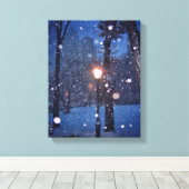 Sneeuw wervelend rond een straatlantaarn canvas afdruk (Insitu (Houten vloer))