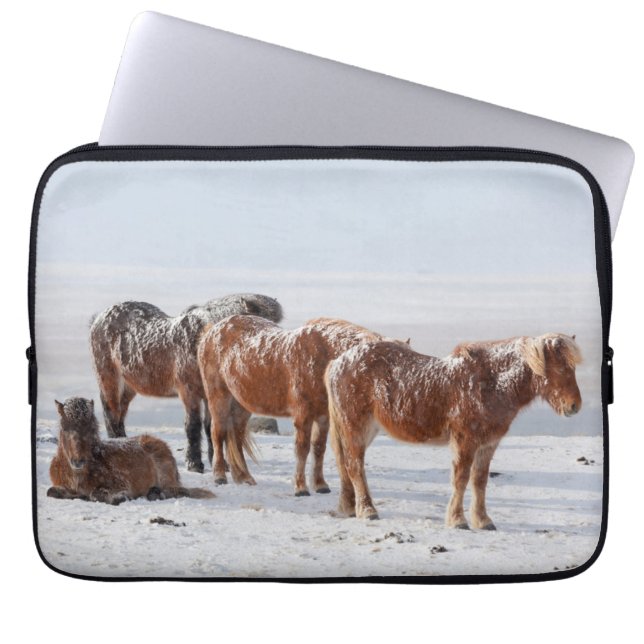 Sneeuwbedekking IJslandse paarden Laptop Sleeve (Voorkant)