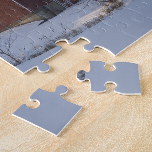 Sneeuwbedekking rode schuur in de winter legpuzzel (Zijkant)