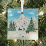 Sneeuwbergen Glass Square Ornament<br><div class="desc">Winterscène met sneeuwbergen,  een roerige hut en een buck die de vallei onder hem over het hoofd ziet. Origineel kunstwerk door W.B.</div>