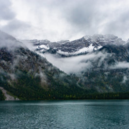 Sneeuwberggebieden in de mist bij het Plansee-meer Douchegordijn