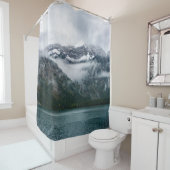 Sneeuwberggebieden in de mist bij het Plansee-meer Douchegordijn (In situ)