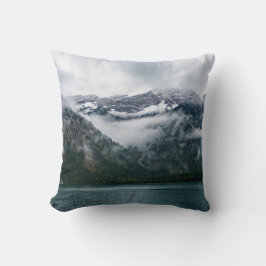 Sneeuwberggebieden in de mist bij het Plansee-meer Kussen