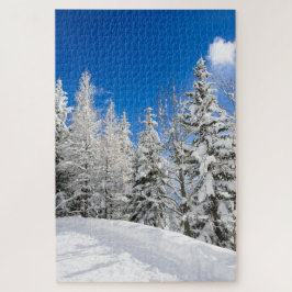 Sneeuwbomen in de winter onder duidelijke blauwe h legpuzzel
