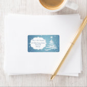 Sneeuwboom, sneeuwvlokken op blauw kerstcadeau lab etiket (Insitu)