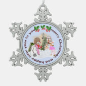  Sneeuwdag Kinder Roze Outdoor Kerstscène Tin Sneeuwvlok Ornament (Voorkant)