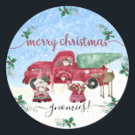 Sneeuwen Merry Christmas Gnome Tree Boerderij Wate Ronde Sticker<br><div class="desc">"Het sneeuwen van Merry Christmas Gnome Tree Boerderij Waterverf Envelope Seal of Stickers." Een besneeuwde dag in het Christmas Tree boerderij. Holly blad gebladerte en rode bessen omringen een schattige Gnome familie met rendierontwerp. "Vrolijk kerstfeest,  kabouters!" Alle kunstwerken zijn in waterverf geschilderd door Audrey Jeanne Roberts,  copyright.</div>