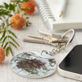 Sneeuwende pijnappel I Winter Natuurfotografie Sleutelhanger (Voorkant Rechts)