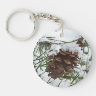 Sneeuwende pijnappel I Winter Natuurfotografie Sleutelhanger