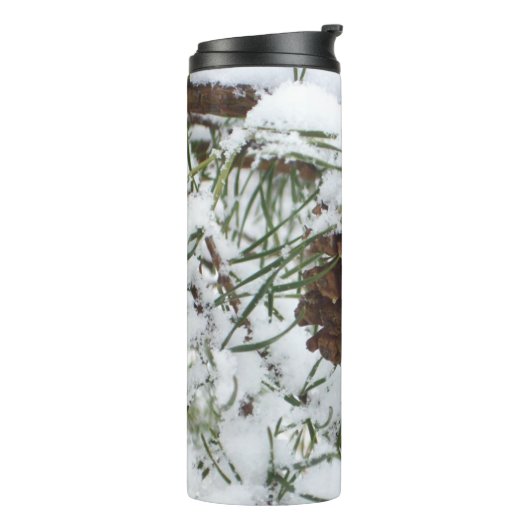 Sneeuwende pijnappel I Winter Natuurfotografie Thermosbeker (Gedraaid links)