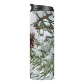 Sneeuwende pijnappel I Winter Natuurfotografie Thermosbeker (Geroteerd rechts)