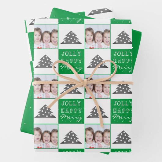 Sneeuwfamilie met feestelijke groene kerstboom Fot Inpakpapier Vel (In situ)