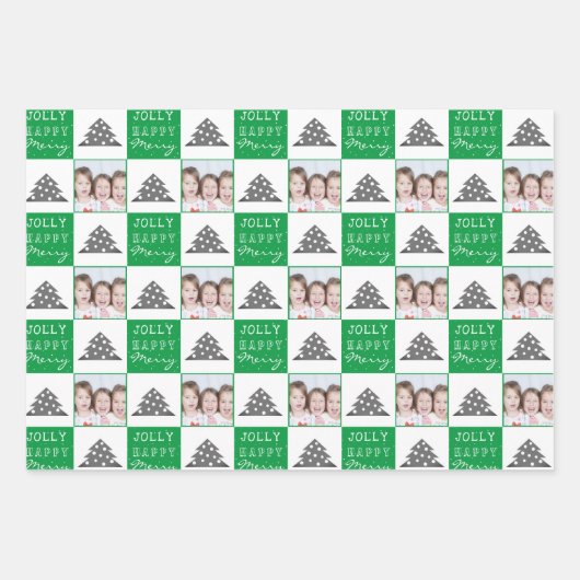 Sneeuwfamilie met feestelijke groene kerstboom Fot Inpakpapier Vel (Voorkant)