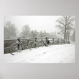 Sneeuwfietsen in Amsterdam, Nederland Poster